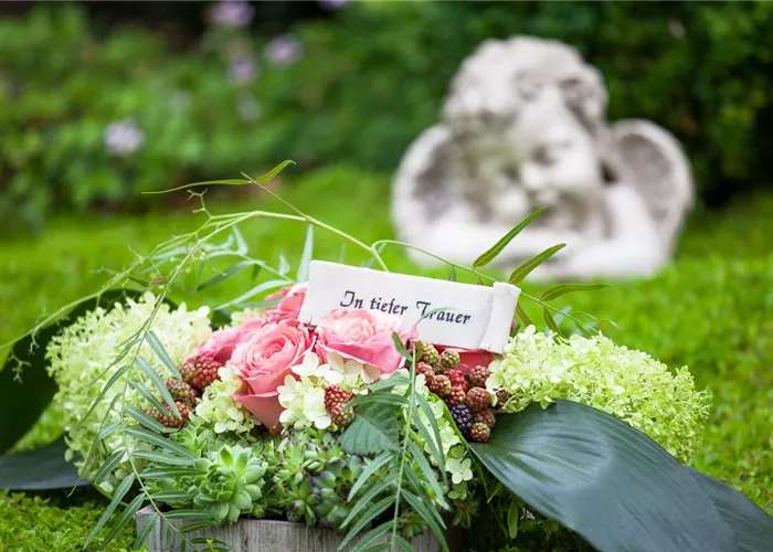 Das Grab im Sommer – die richtigen Blumen finden