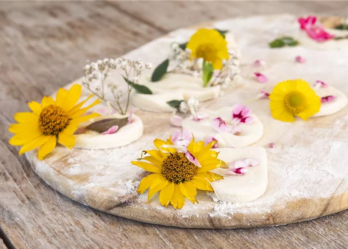 Blumenanhänger aus Salzteig – der Sommer wird bunt!